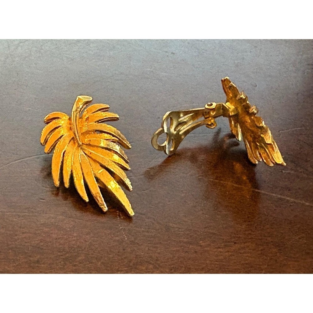 Vintage Gold Tone Palm Leaf Clip On Earrings Textured Feather Statement Jewelry